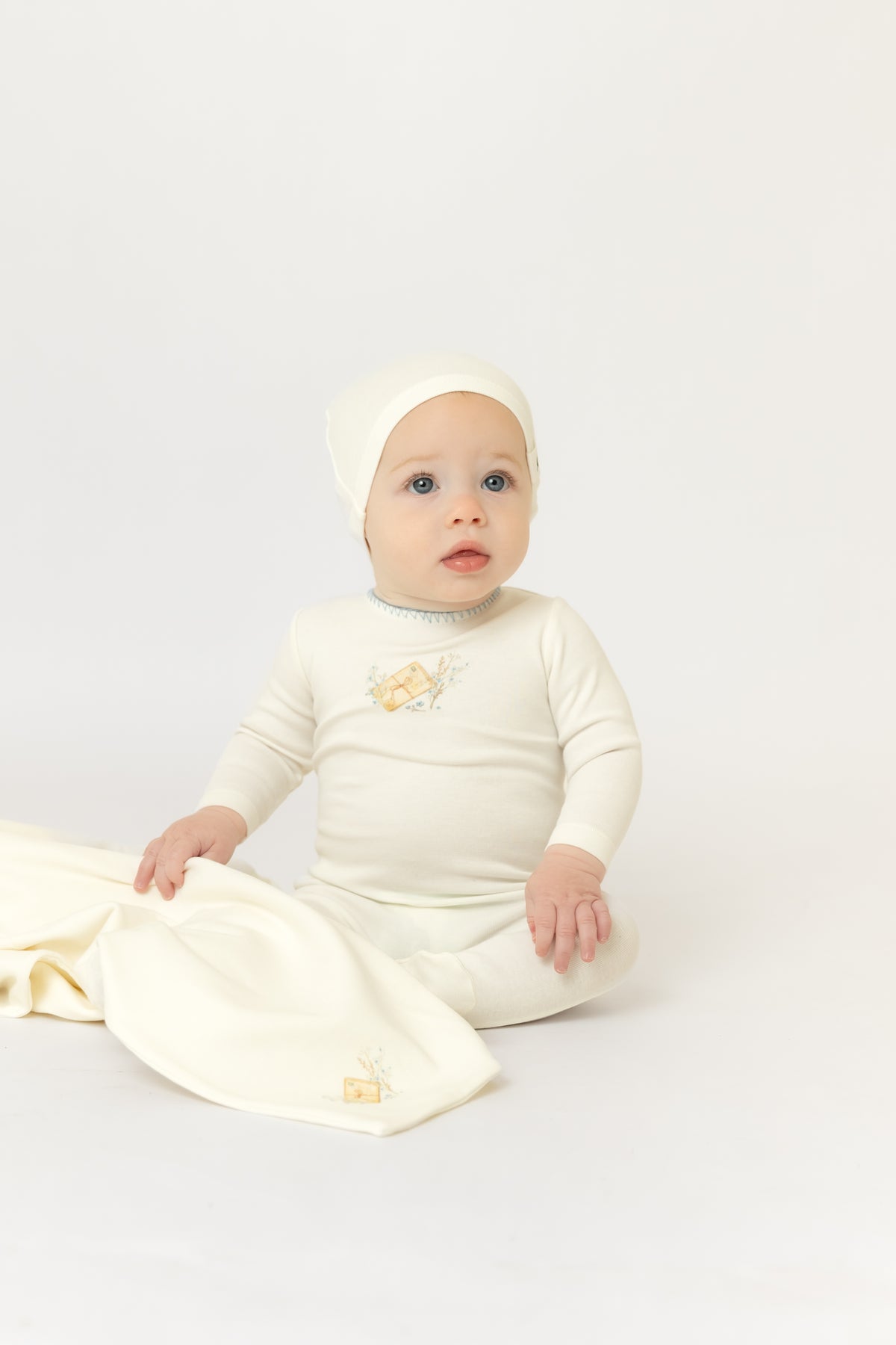 Bee & Dee Mail and Flowers Footie & Beanie - Chalk White Boys
