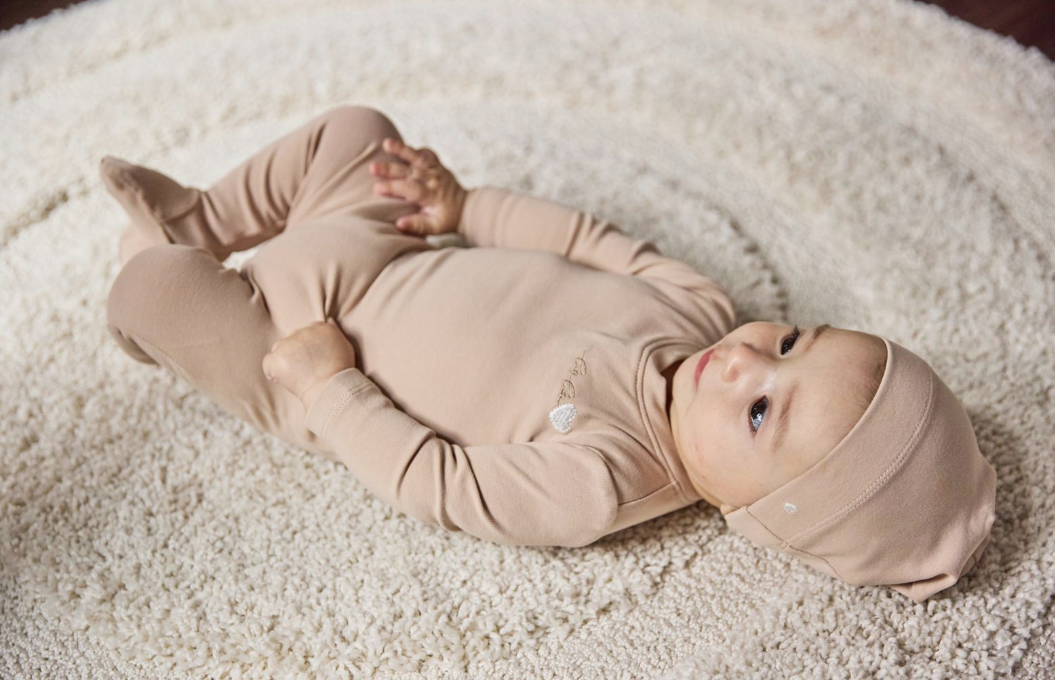 Noggi Bebe Heart Footie & Beanie - Tan