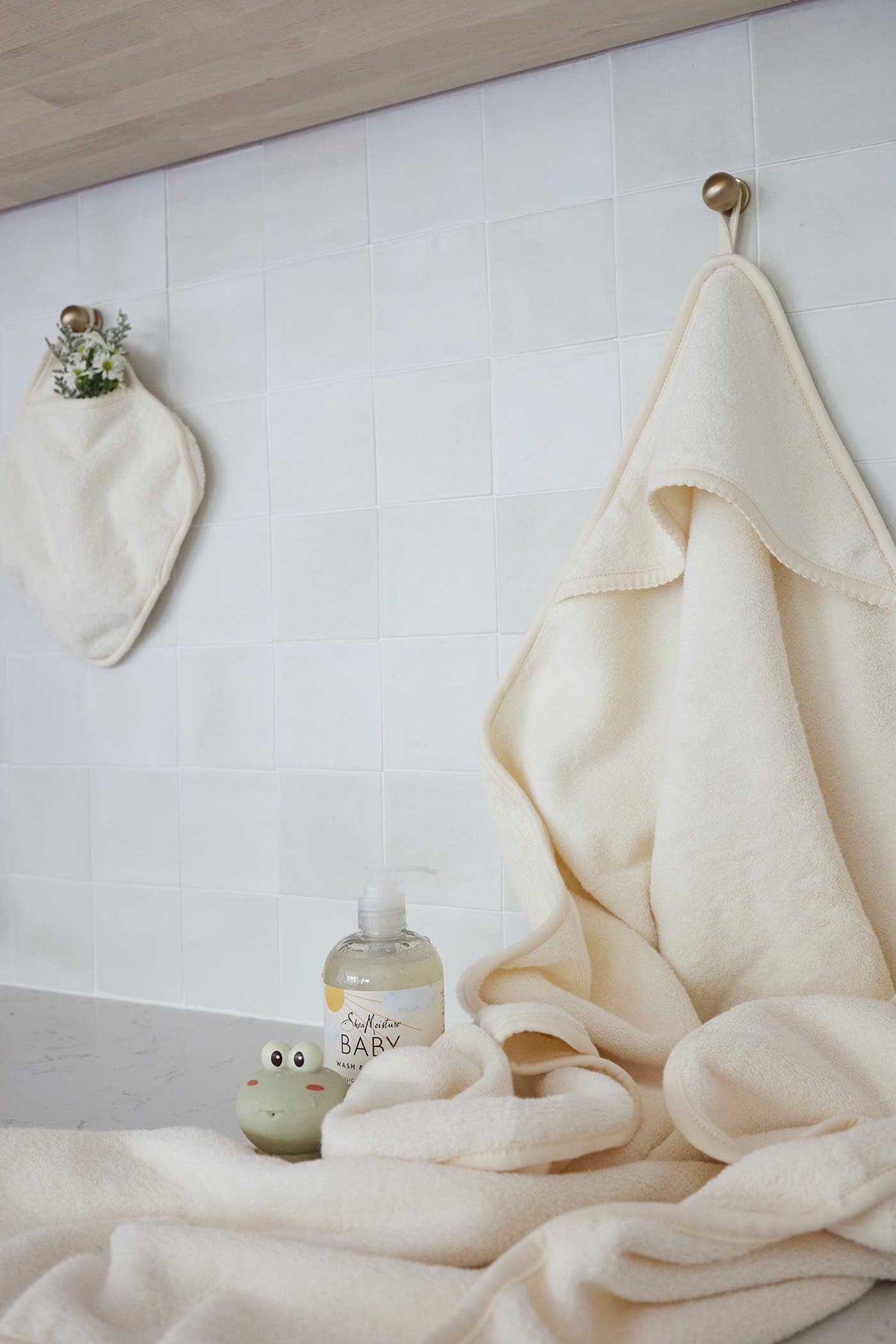 Elys & Co Sold Scalloped Hooded Towel and Washcloth Set - Cream